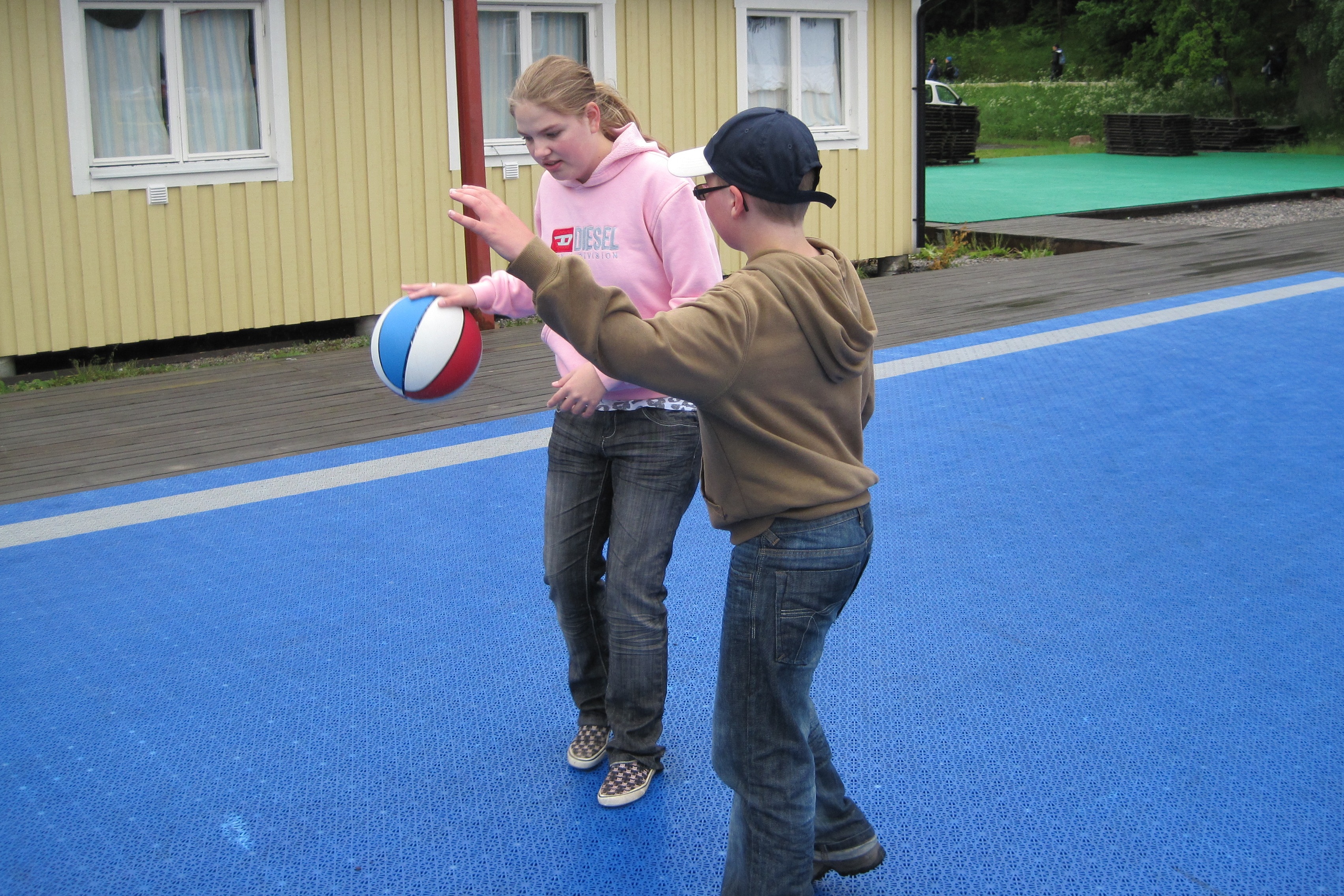 Basketspel under sommarlägret